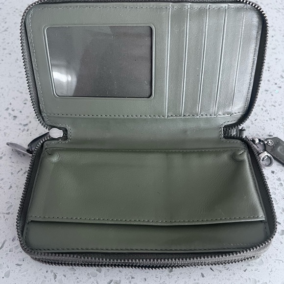 Coach Large Wallet EUC Olive Color Womens Clutch - Picture 12 of 15